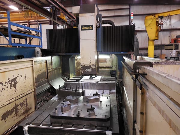 Large-format vertical machining center with long table